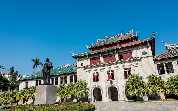 摄图网_501033511_厦门大学校史馆陈嘉庚雕像（企业商用） 1